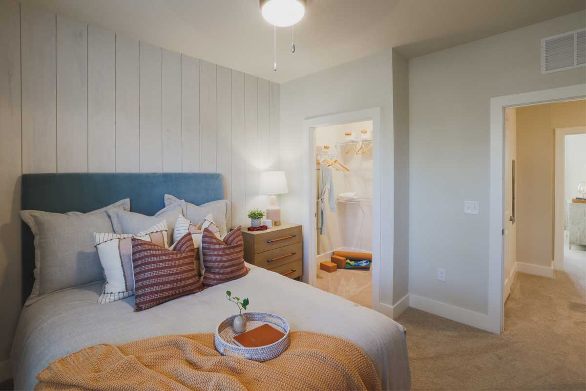 Riverwood Apartments interior: bedroom